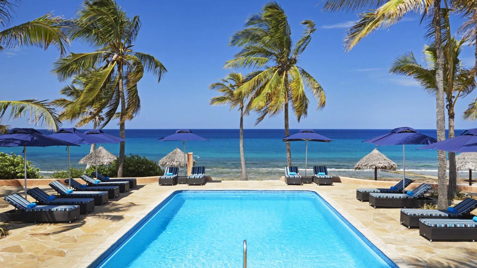 Avani Pemba Beach Hotel: um oásis de conforto entre mar e selva avani pemba beach hotel pool 1920x1080