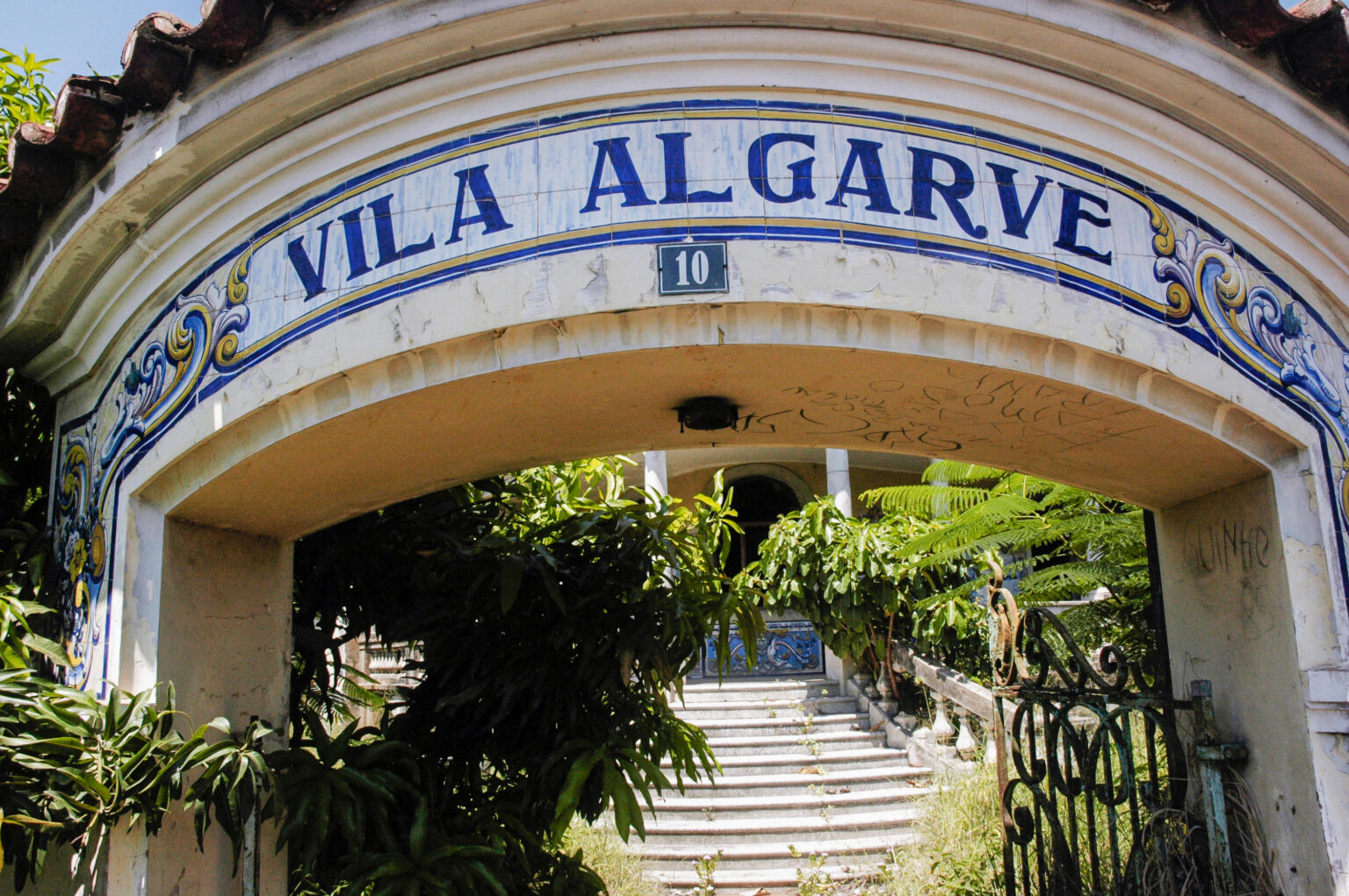 Vila Algarve — da residência colonial ao museu-hotel: um trajecto de memória, dor e (talvez) reabilitação Villa algarve in maputo 01